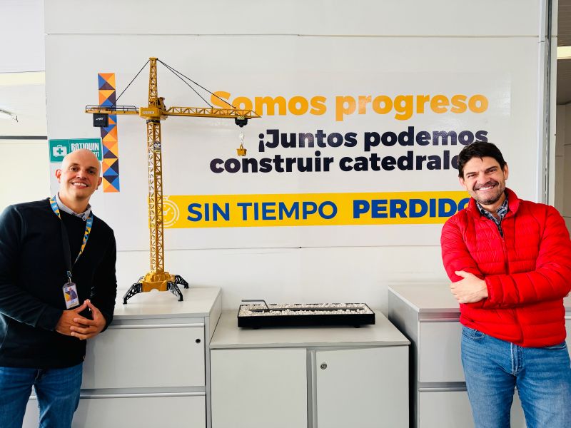 Equipo de Grúas y Equipos junto al mural Somos progreso - Sin Tiempo Perdido