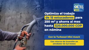 Operario proyectando mortero sobre muro con la lanzadora Turbosol Mini Avant de Grúas y Equipos en Colombia